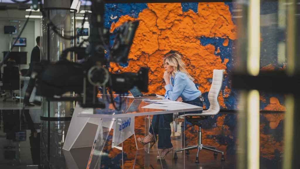 Sandra Golpe, durante la presentación del informativo, justo antes de empezar la entrevista.