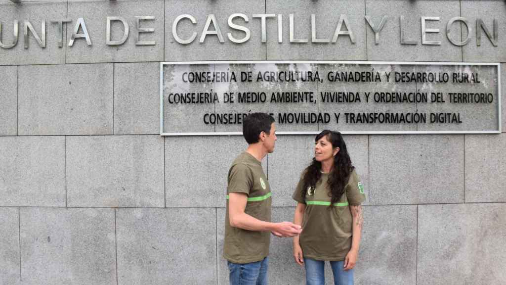 Miembros de CSIF ante la puerta de la Consejería. Imagen de archivo