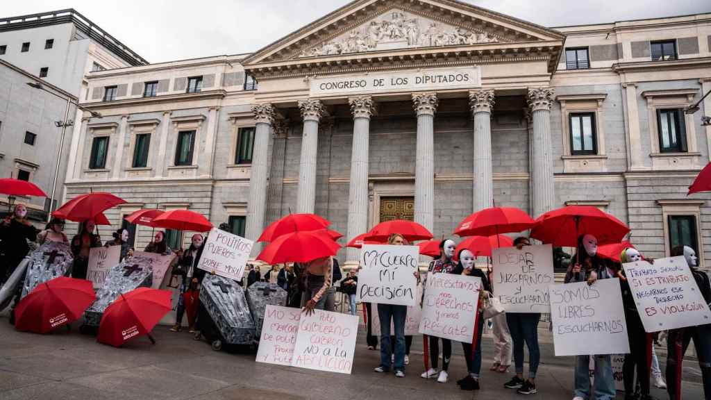 Manifestantes contra la abolición de la prostitución, frente al Congreso.