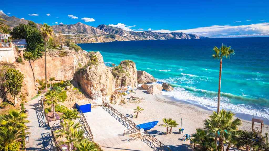 Vista aérea de la playa de Maro en Nerja, Málaga.