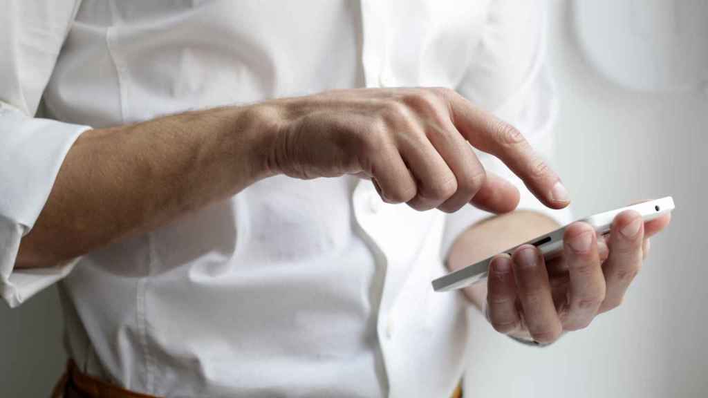 Persona mirando el movil