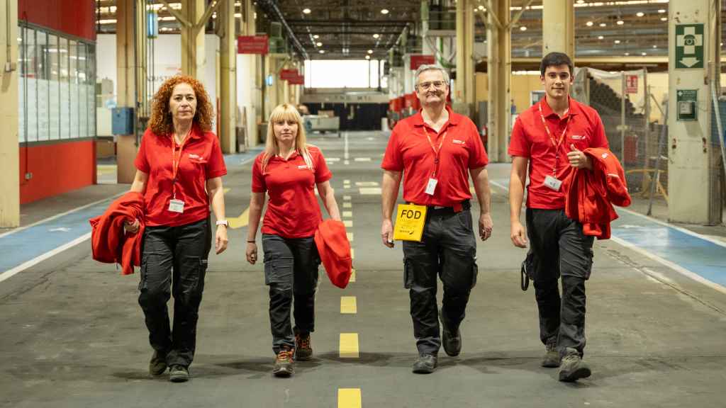 Técnicos de Mantenimiento de Ibera, en el hangar.