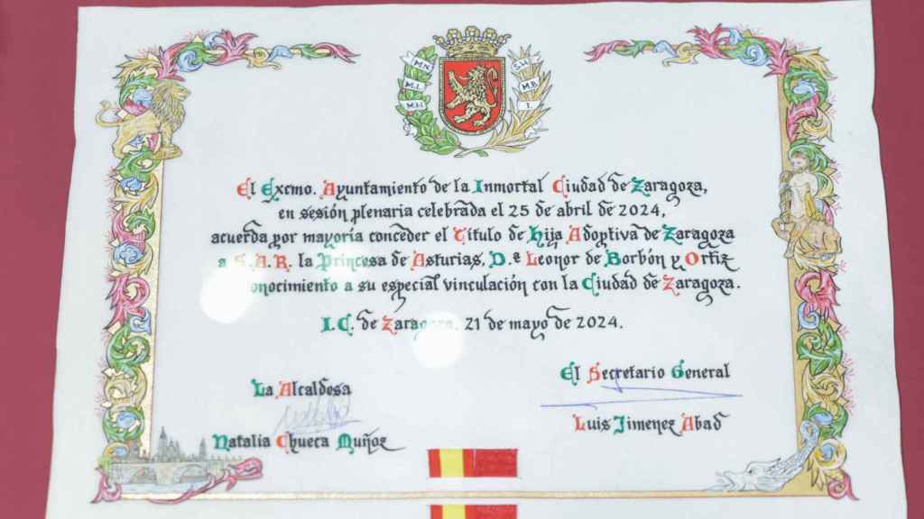 El diploma de Hija Adoptiva de la ciudad de Leonor.