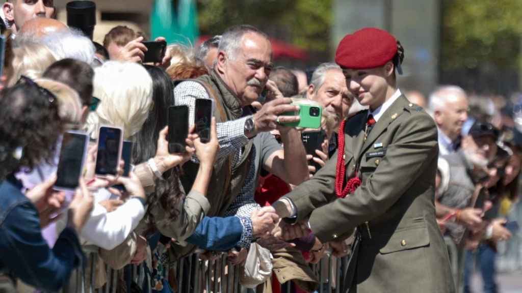 La Princesa saluda a la multitud camino a la Seo del Salvador.