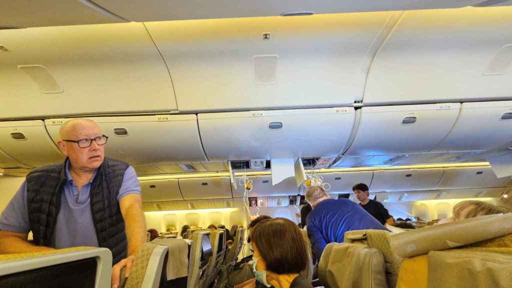 El interior del avión de Singapore Airlines tras el aterrizaje de emergencia en Bangkok.