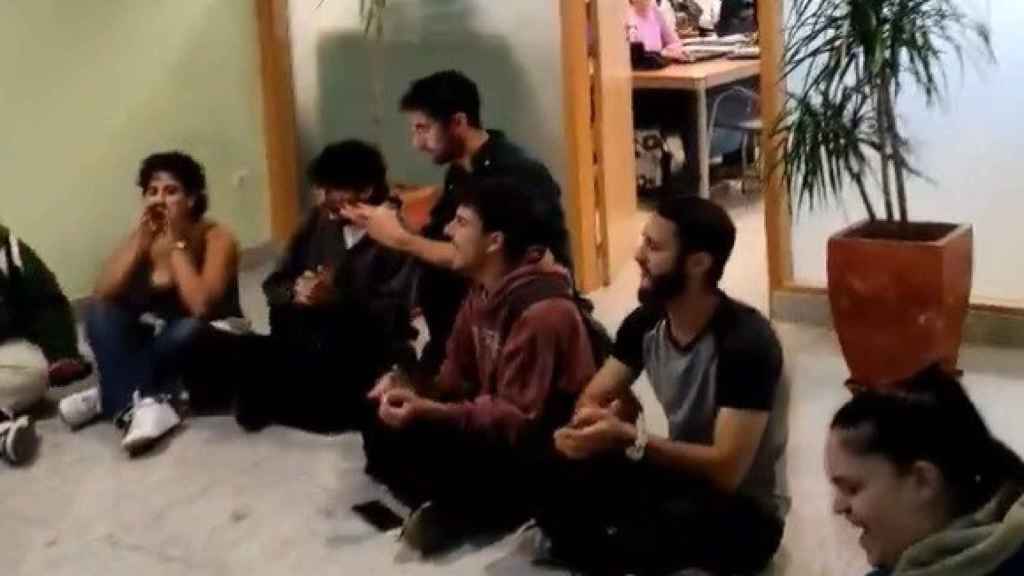 Alumnos de la Universidad Pablo de Olavide protestan en el interior del Rectorado.