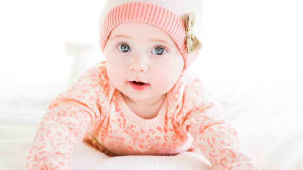Un bebé feliz.