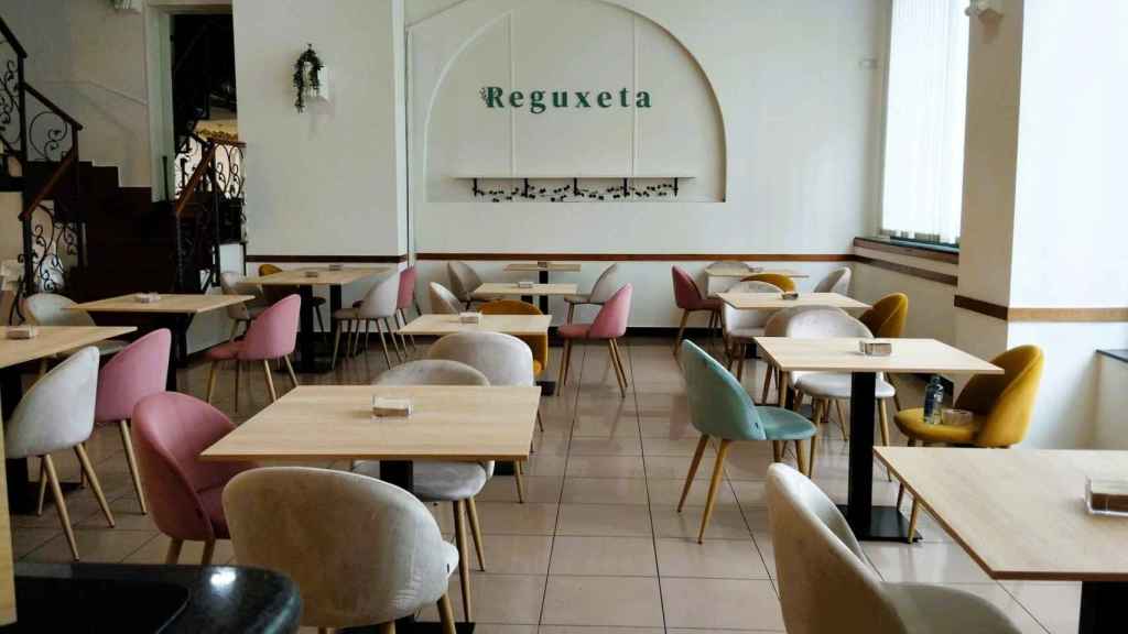 Interior del local de brunch y meriendas Reguxeta, en Vigo.