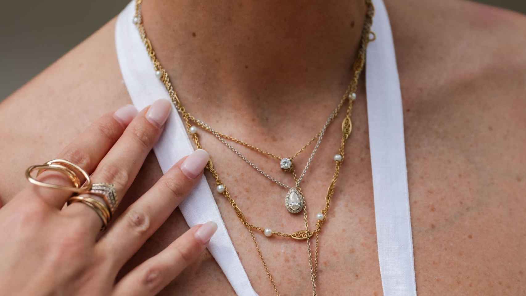 Detalle de joyas en el 'street style'.