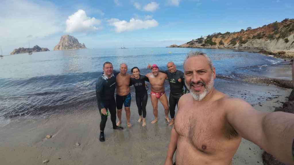 Rapha Miche (segundo por la izquierda) y su equipo al llegar a Ibiza.