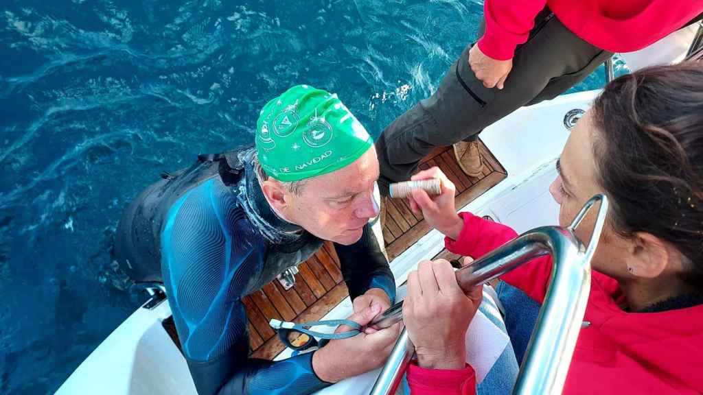 Miche poniéndose crema solar antes de empezar el reto.