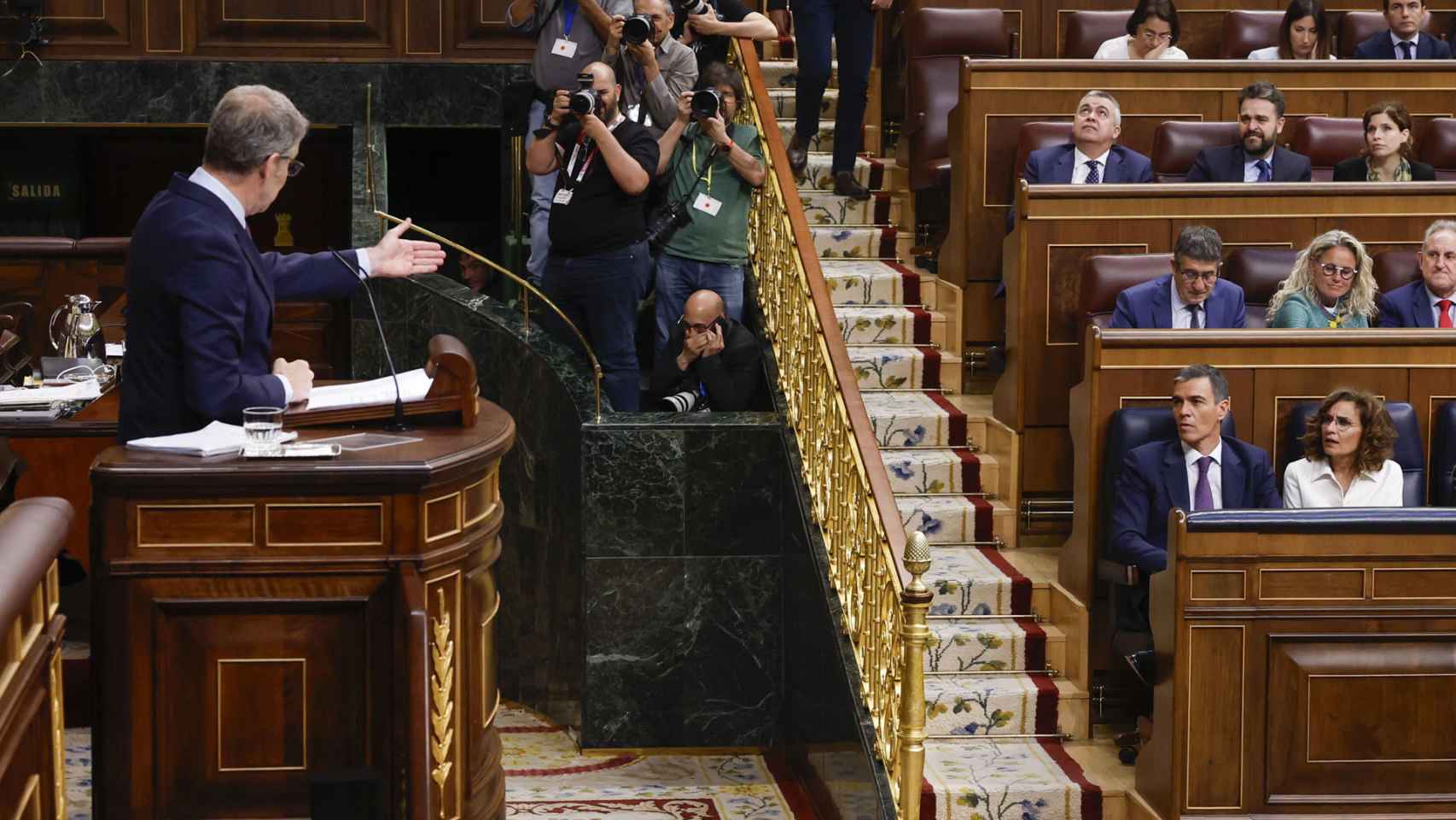Feijóo se dirige a Pedro Sánchez durante su intervención en el Pleno del Congreso, este miércoles.