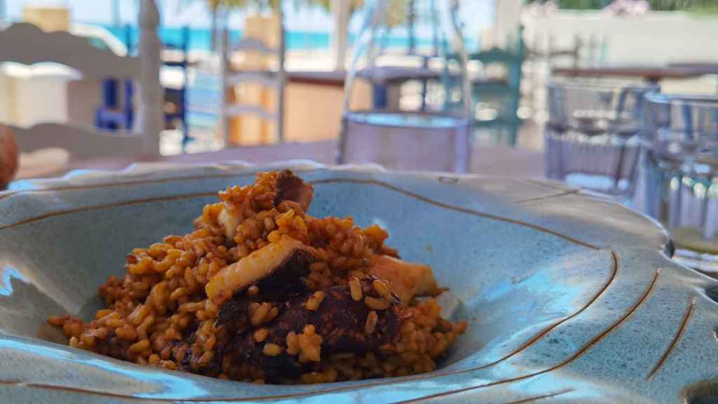 En la primera línea de El Campello, su terraza es un atractivo irresistible.