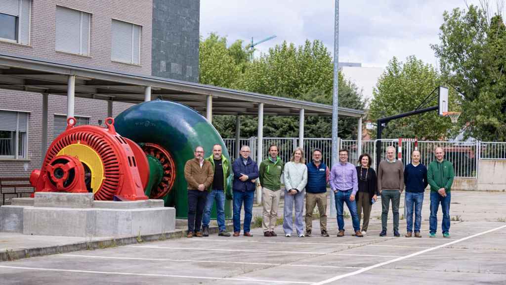 Foto de familia junto al grupo hidroeléctrico