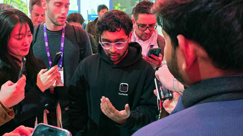 Demostración del AI Pin en el MWC 2024