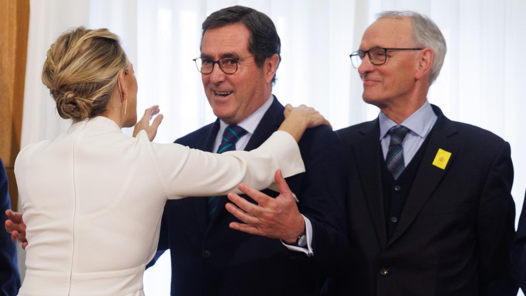 Yolanda Díaz, vicepresidenta segunda del Gobierno y ministra de Trabajo, saluda a Antonio Garamendi, presidente de la CEOE, bajo la mirada de Antón Costas, presidente del CES.