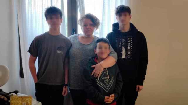 Itziar y sus tres hijos.