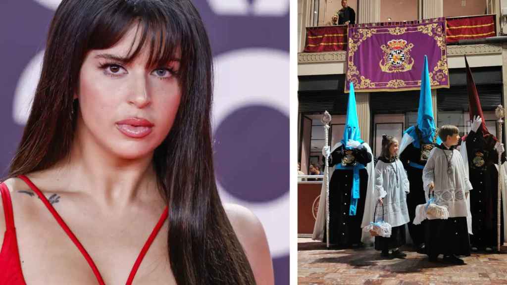 Nathy Peluso y unos nazarenos del Santo Traslado.