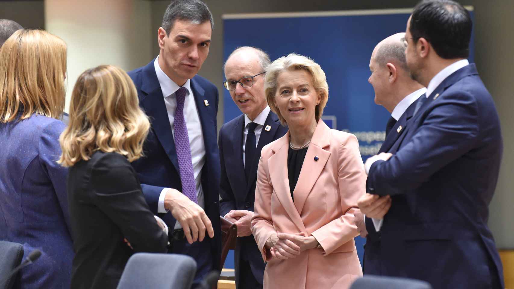 Pedro Sánchez, Ursula von der Leyen y Olaf Scholz, durante el Consejo Europeo de marzo en Bruselas