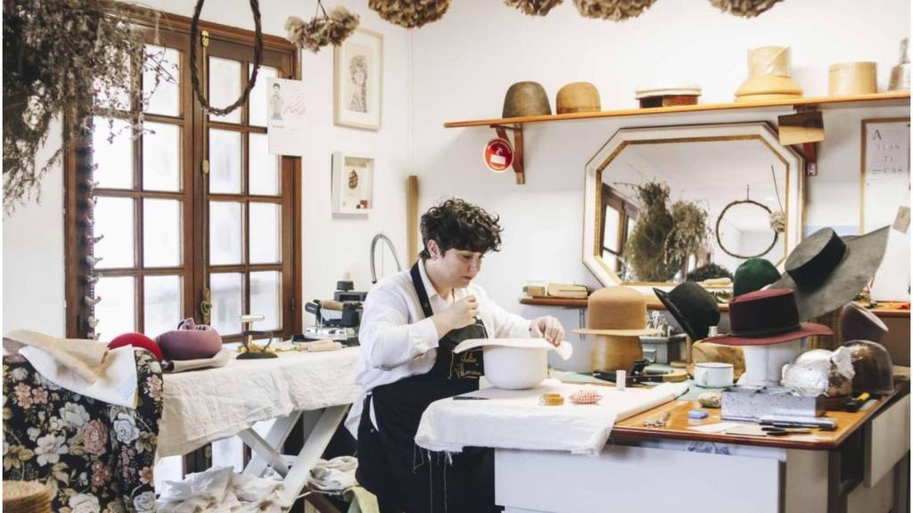 Julia Vilariño, en su taller de Pontedeume (A Coruña). Fotos de Rayonubesol Photo