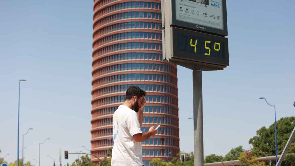 Un termómetro marca los 45 grados a la altura de la Torre Pelli.