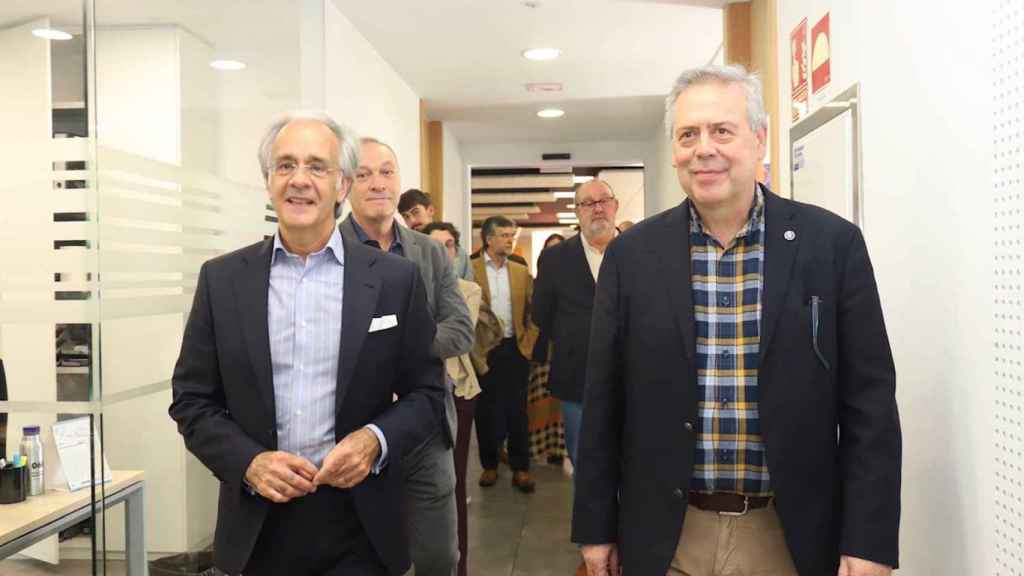 El nuevo director de la Fundación Pública Urxencias Sanitarias-061, Román Gómez, y el conselleiro de Sanidade, Antonio Gómez Caamaño.