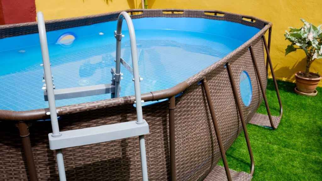 Una piscina en una terraza privada.