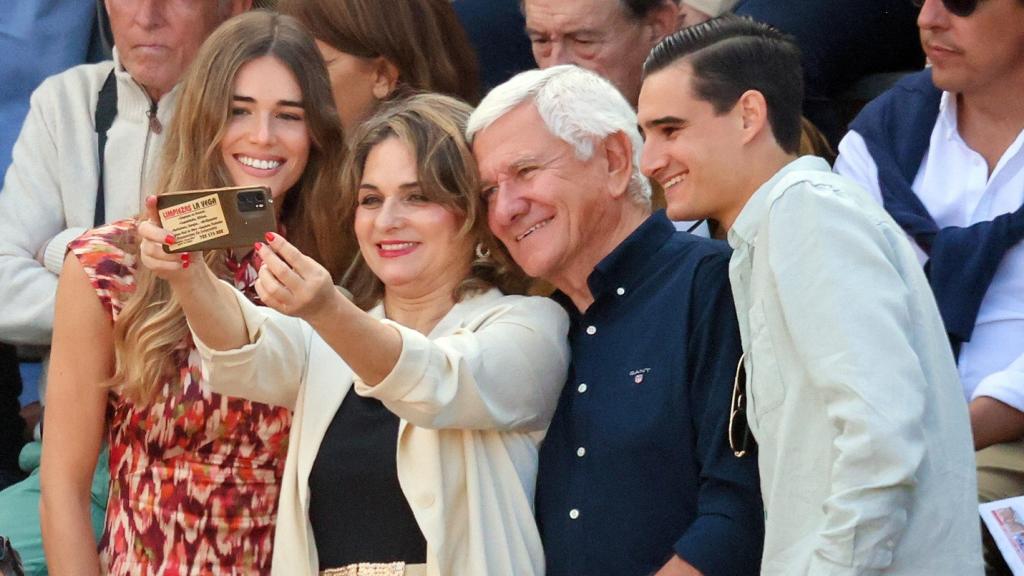 Ana Soria junto a sus padres y su hermano, haciéndose un selfie en Nimes, durante la corrida de toros de Ponce.