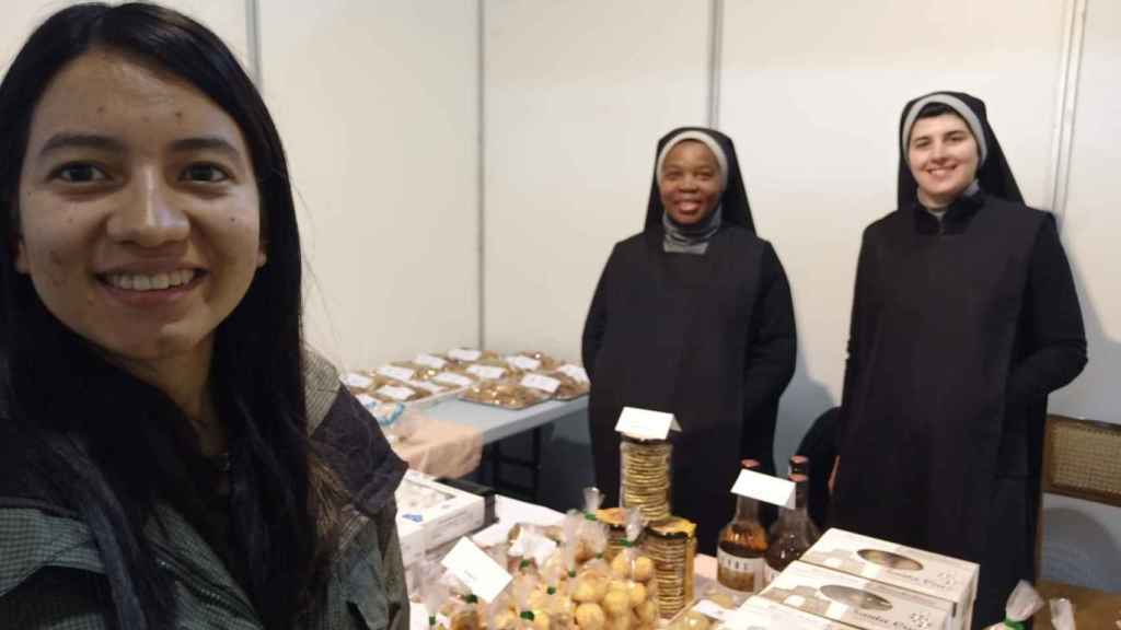 Sor Marta y dos hermanas vendiendo dulces.