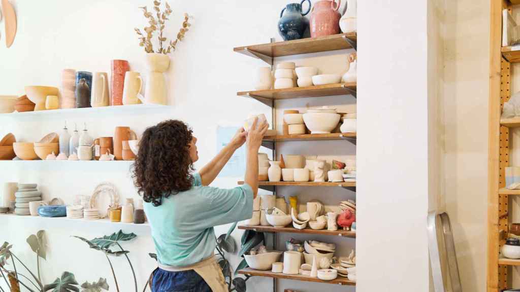 Mujer en taller de cerámica