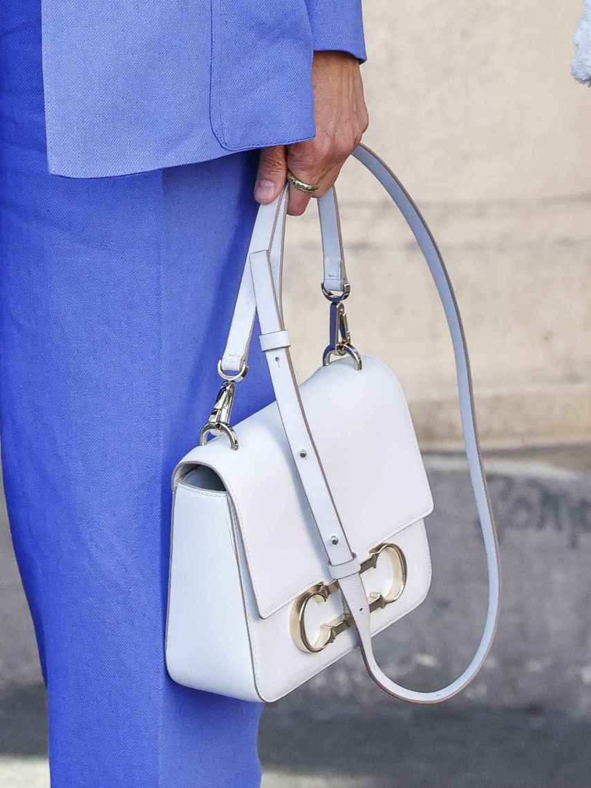 Detalle del bolso de la reina Letizia.
