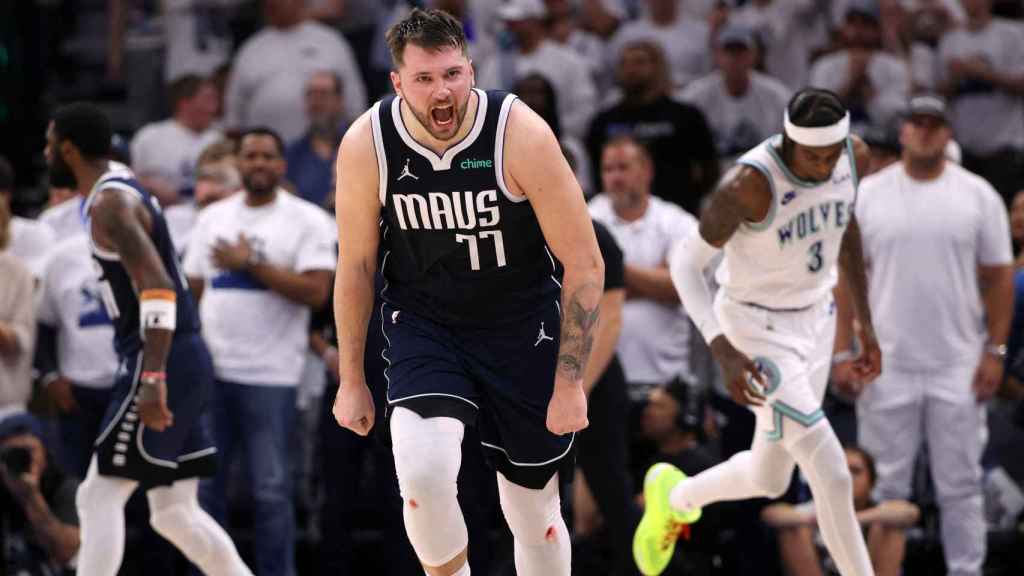 Luka Doncic celebra una acción frente a los Timberwolves.