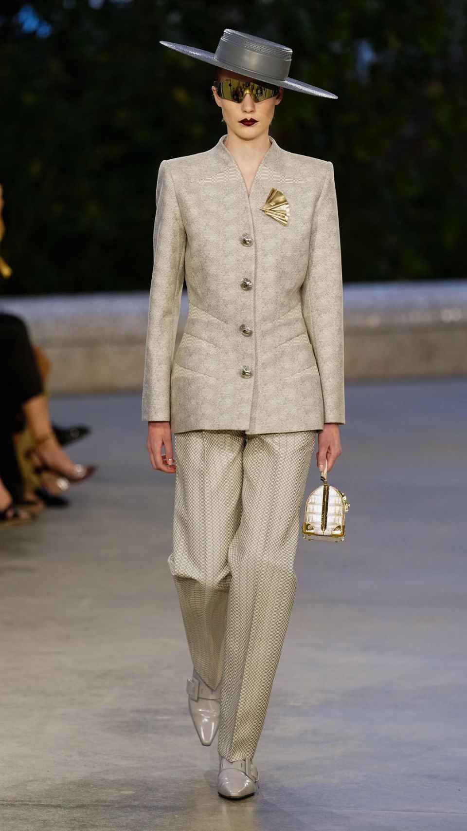Silueta del desfile Crucero 2025 de Louis Vuitton.