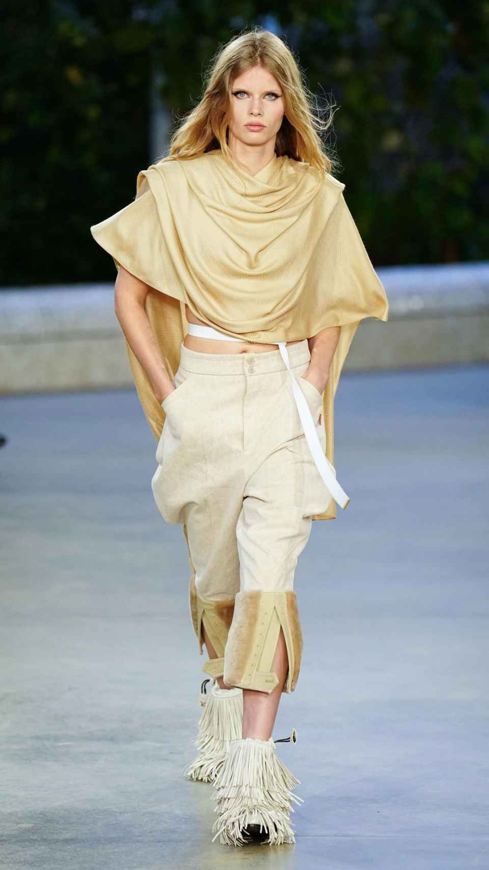 Silueta del desfile Crucero 2025 de Louis Vuitton.