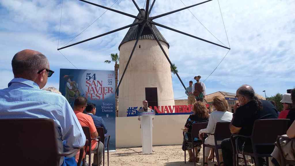 El concejal de Cultura, David Martínez (c), presenta el 54 Festival Internacional de Teatro, Música y Danza de San Javier.