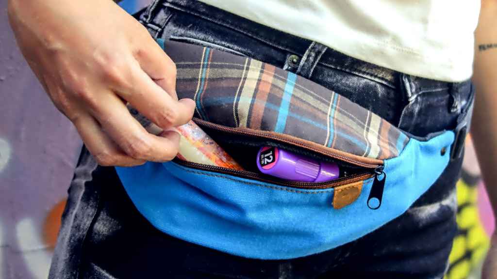 Una riñonera atada a las caderas, en una imagen de stock.