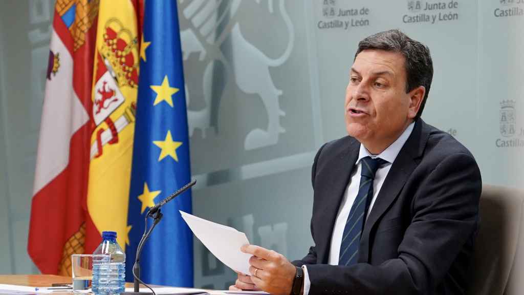 El portavoz y consejero de Economía y Hacienda de la Junta, Carlos Fernández Carriedo, durante una rueda de prensa.