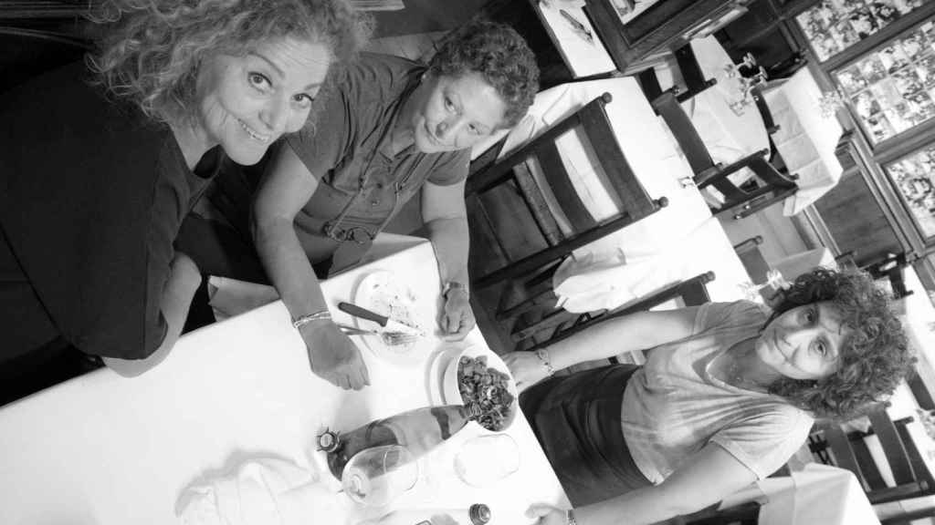 Tres generaciones en un restaurante.