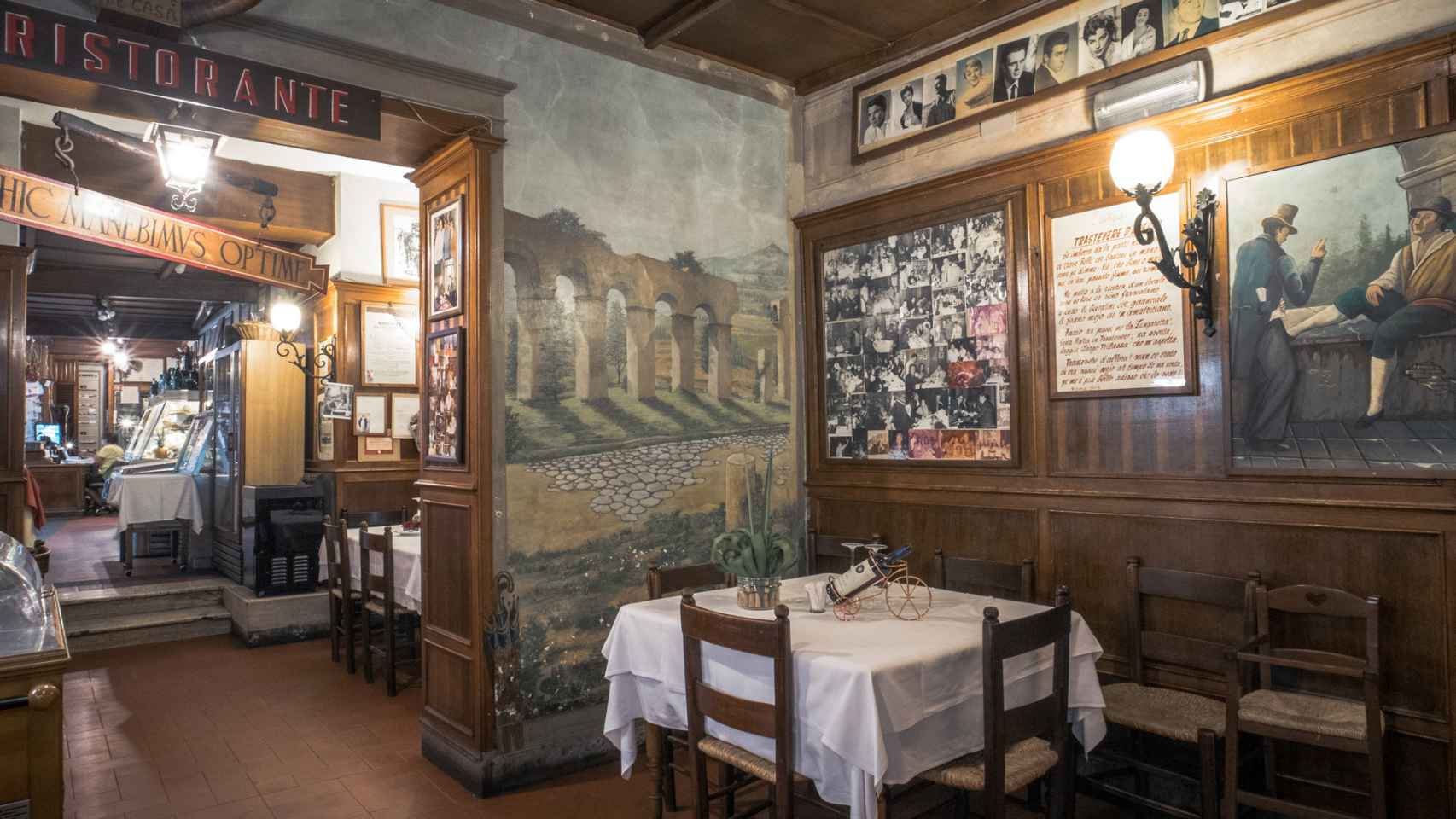 Uno de los salones de Checco Er Carettiere.