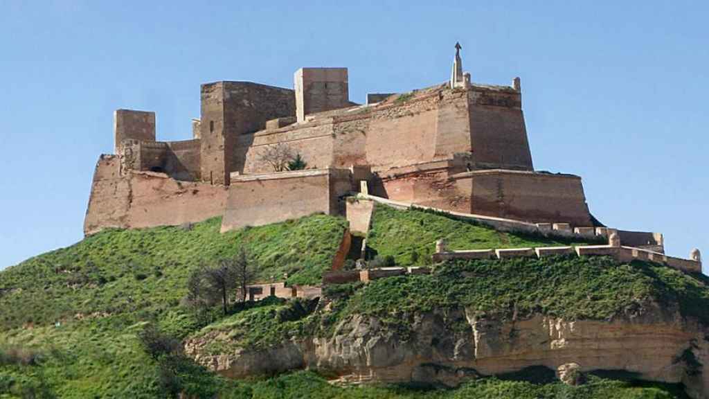 Fachada del castillo de Monzón.