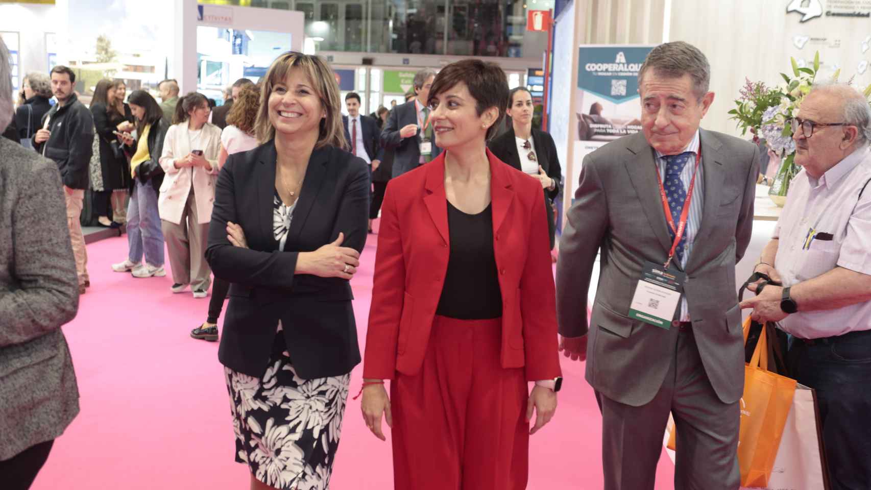 La ministra de Vivienda, Isabel Rodríguez, durante su visita al Salón Inmobiliario de Madrid.