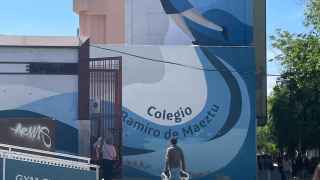 Puerta del Colegio Público Ramiro de Maeztu en Madrid capital.