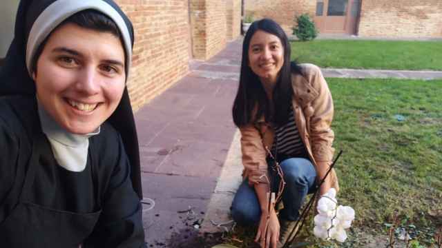 Una fotografía de Sor Marta y la 'becaria monja'.