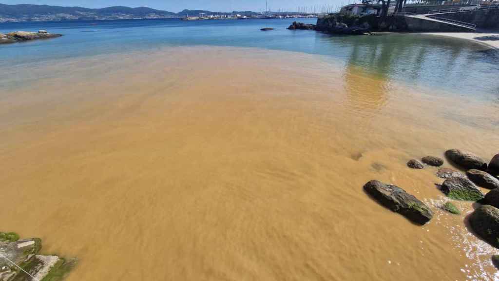 Mancha en la playa de Lavapanos, en Sanxenxo.
