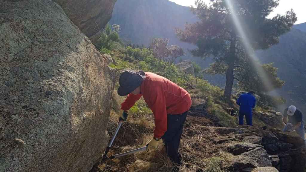 José María limpia la Cueva Alta