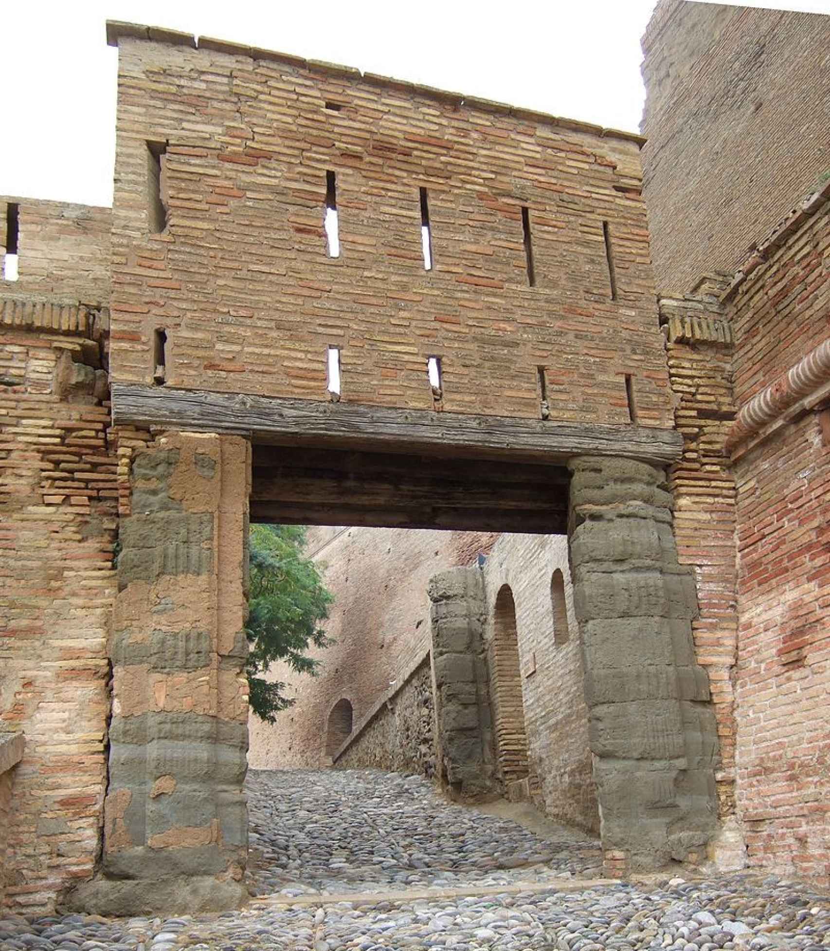 Entrada al castillo de Monzón