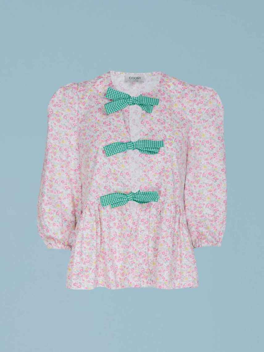 La blusa que lució Isabella Ruiz de Rato en su último acto público es de Coosy.