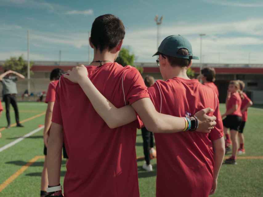 Dos niños durante la campaña 'En el partido de las epilepsias jugamos #SinBanquillo', el pasado mayo.