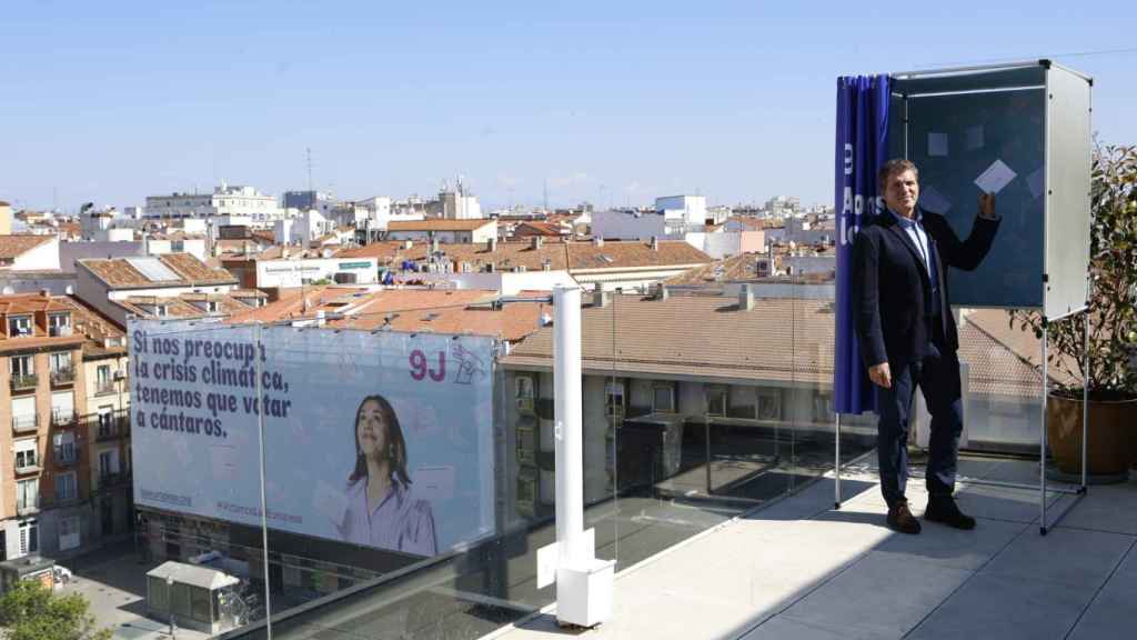 El meteorólogo e investigador asistió al despliegue de la lona.