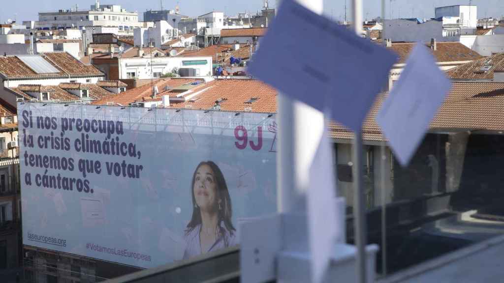La lona se ha extendido el pasado 24 de mayo en la plaza Pedro de Zerolo.